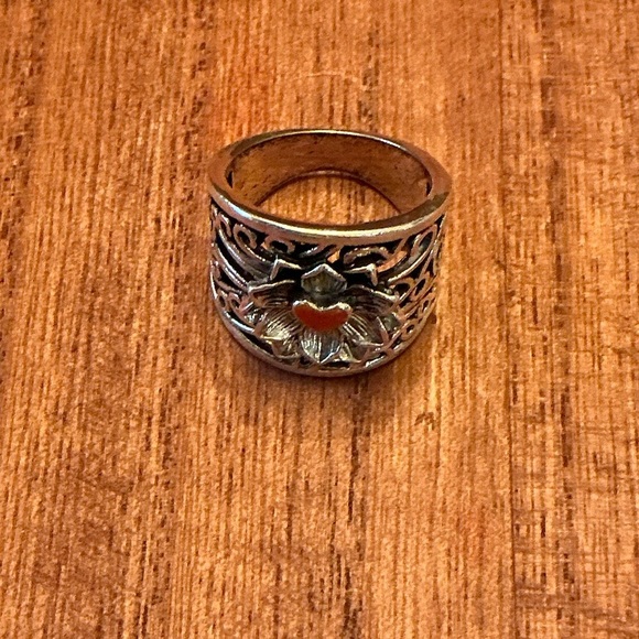 Jewelry - Sterling Silver plated floral Ring, with gold plated heart, size 7 BN